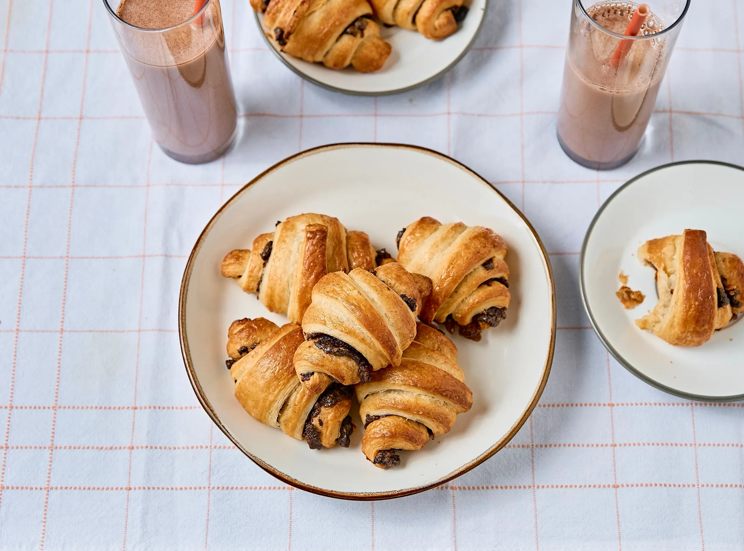 Kamu diós-szilvás rugelach tányéron
